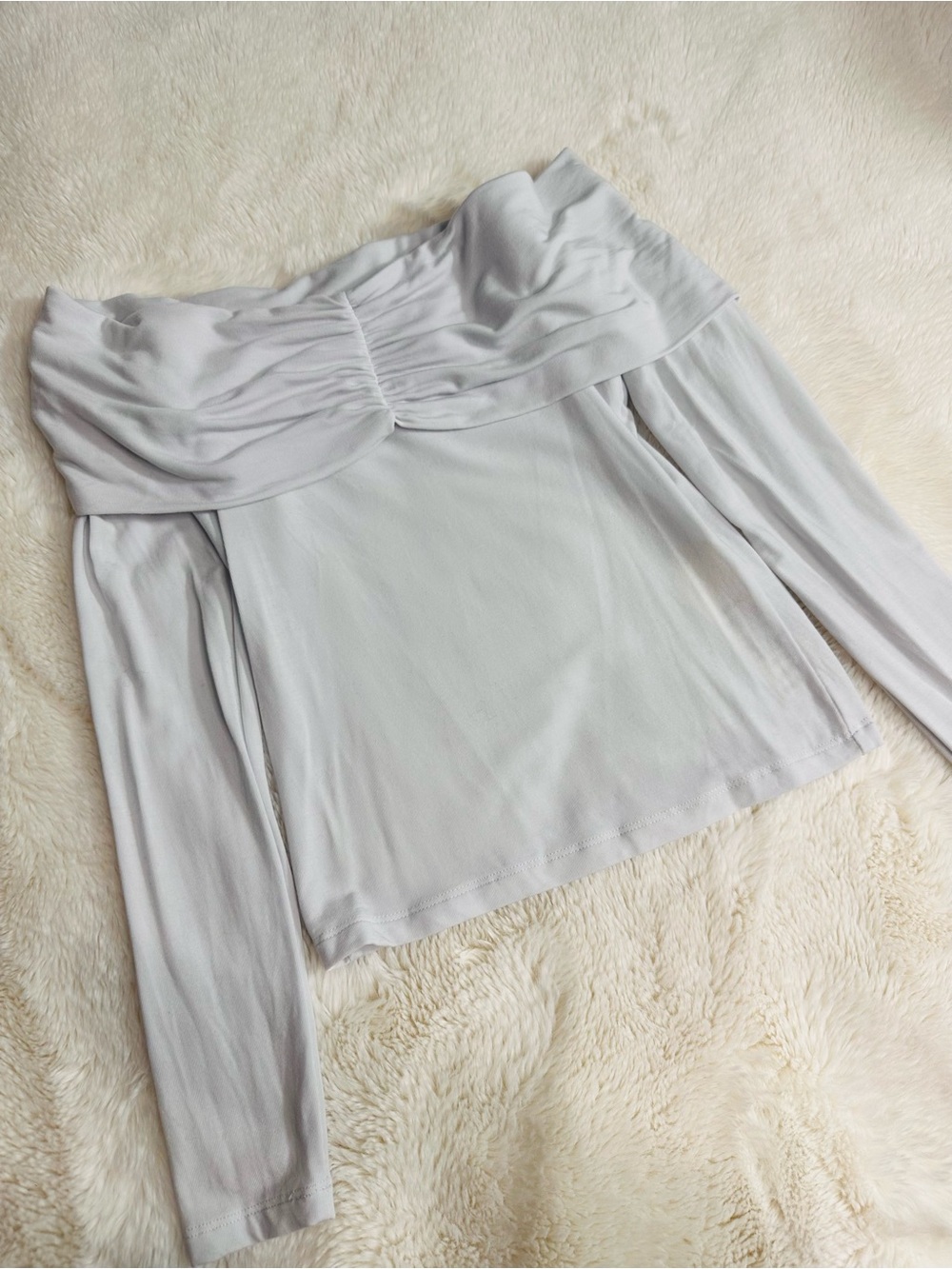Aritzia Off-Shoulder Ruched Long Sleeve Top - White - Picture 4 of 7